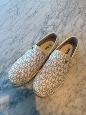 Michael Kors Kids Beige and White Logo Slip-On Sneakers